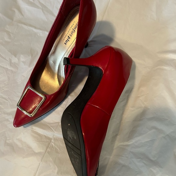 Preowned….. ComfortPlus size 7. Red with gold buckle. Still is good condition. - Picture 4 of 8